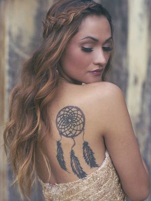  Tatouage attrape rêve dans le dos, en bas de l'épaule